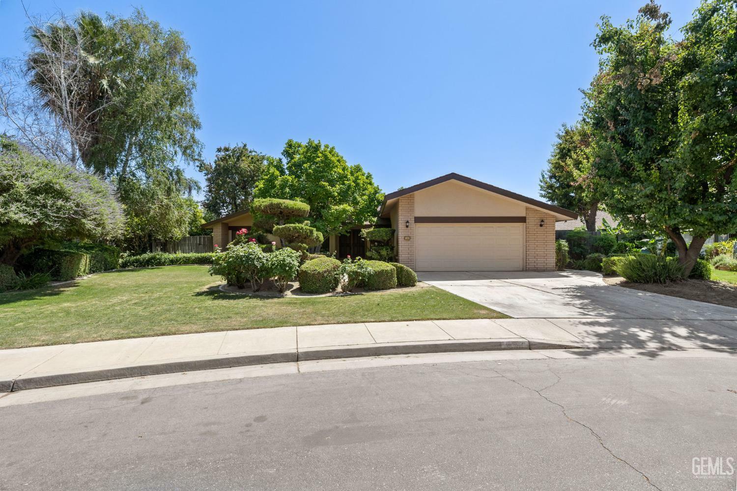 Property Photo: 7209 Lahaina Avenue CA 93309