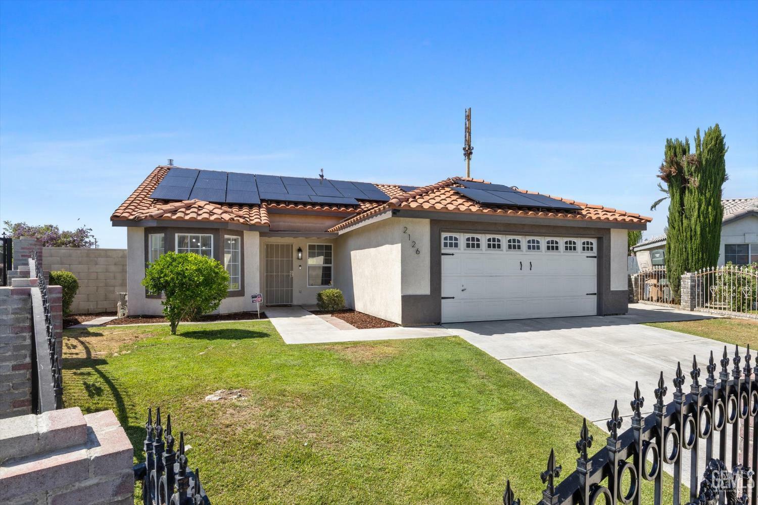 Property Photo: 2126 Foxglove Court CA 93304