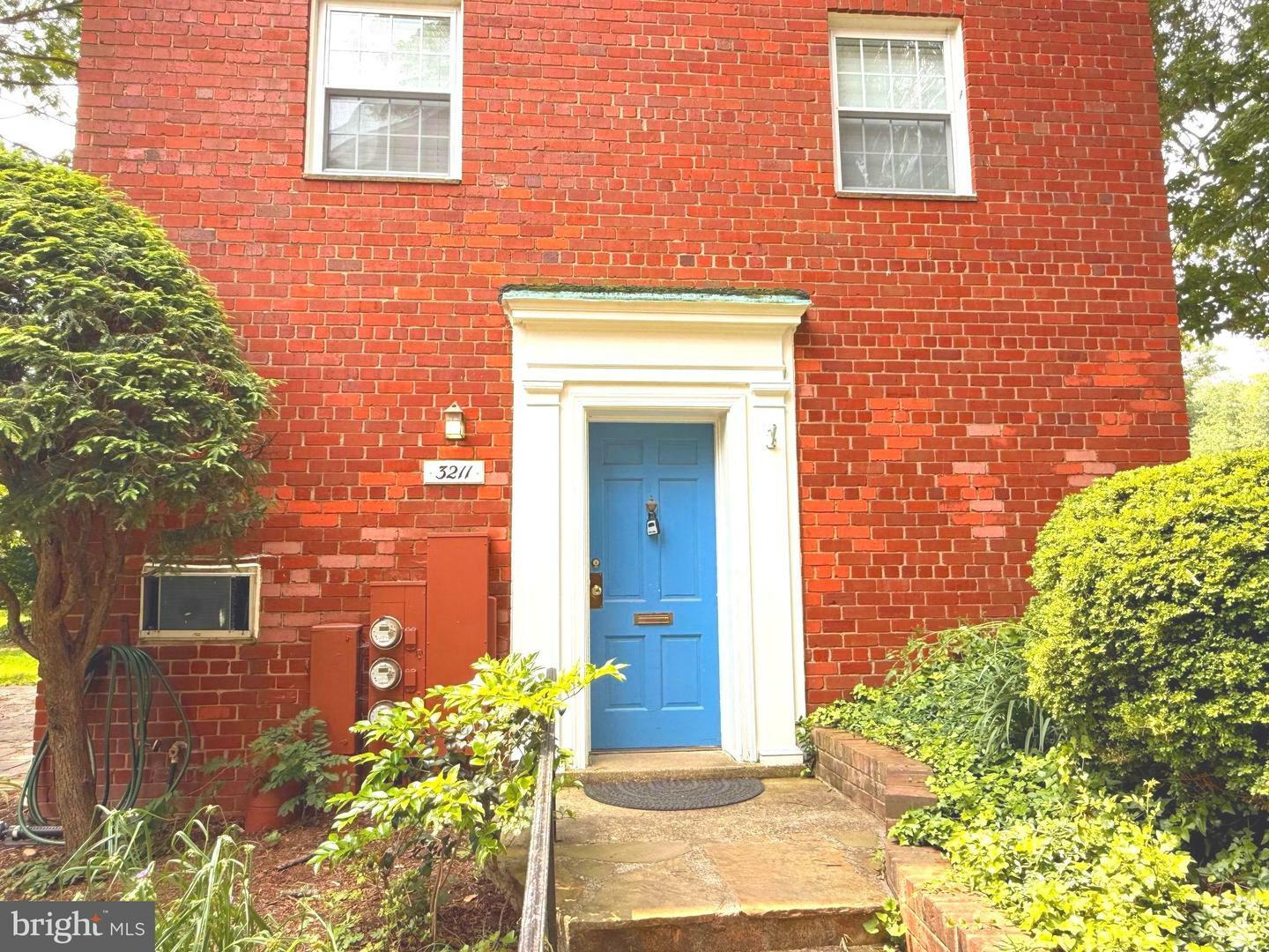 Property Photo: 3211 Ravensworth Place VA 22302
