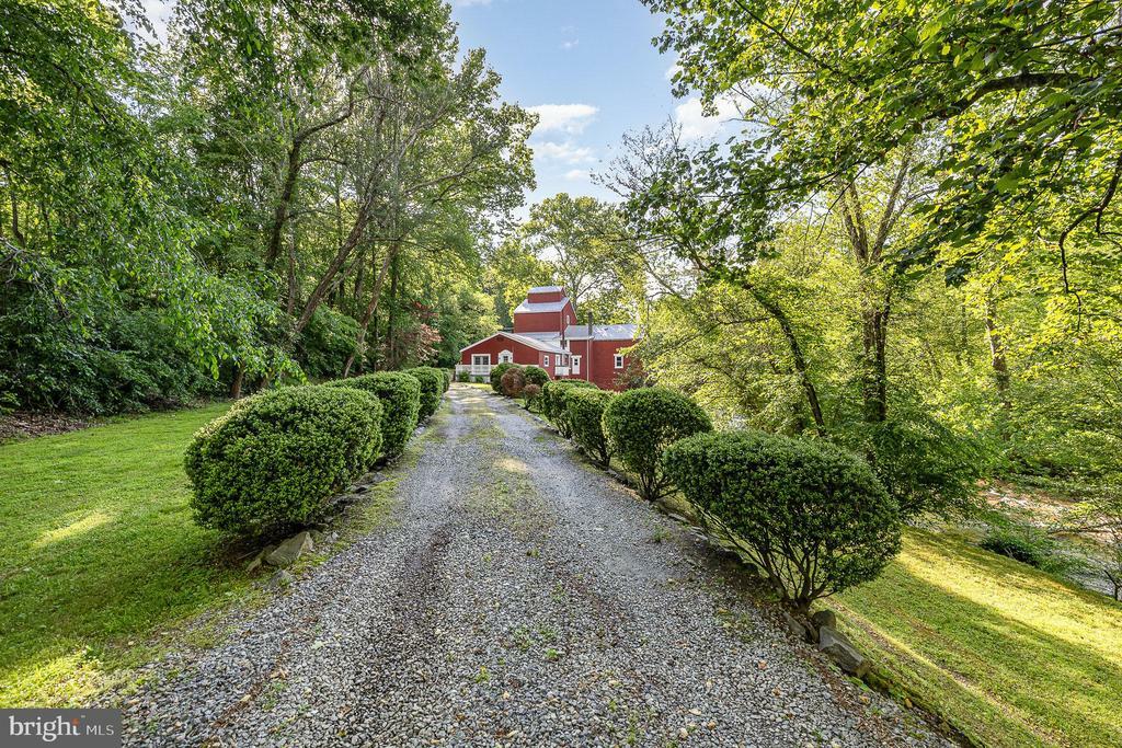 Property Photo: 6908 Roxbury Mill Rd S VA 22551