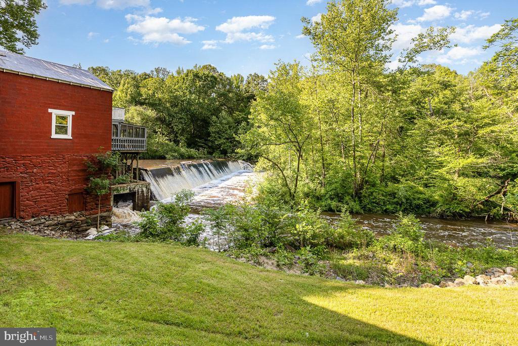 Property Photo: 6908 Roxbury Mill Rd S VA 22551