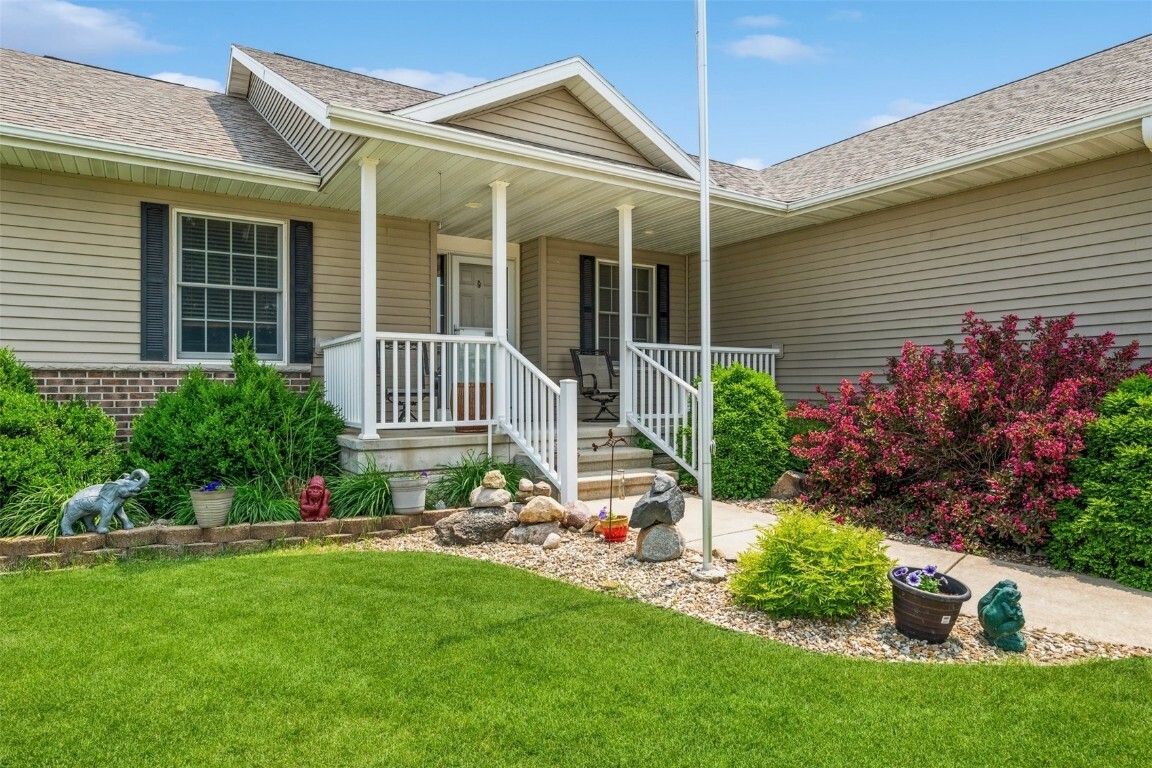 Property Photo:  608 Ridgeview Way  IA 52206 