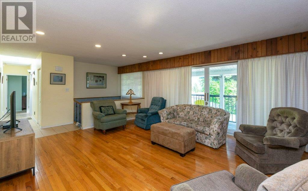 Photo de la propriété: 940 2nd Avenue Southeast BC V1E 4C7