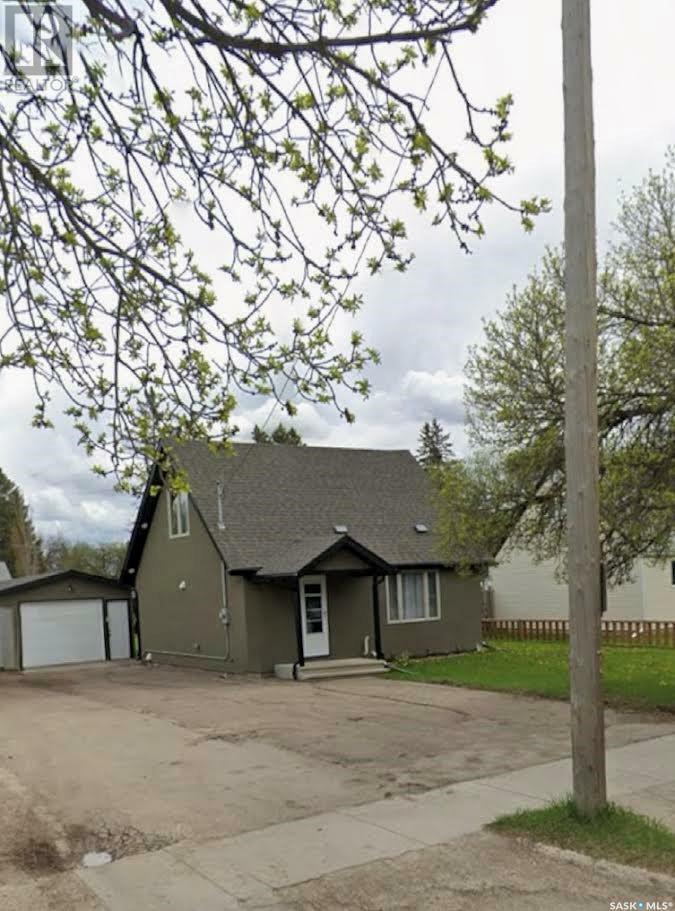 Property Photo:  29 Gladstone Avenue N  SK S3N 2A3 