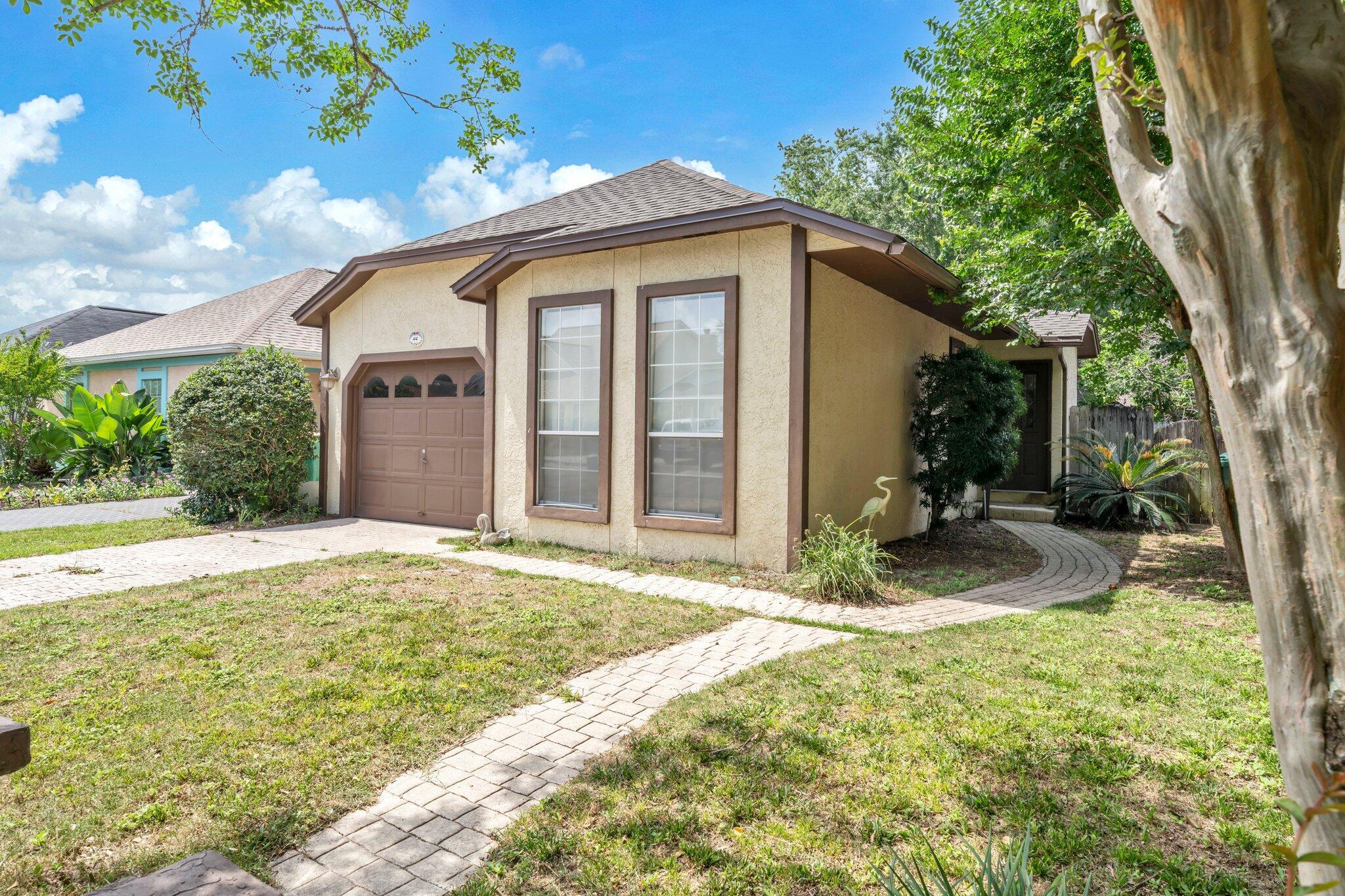 Property Photo: 44 Rue De Fecamp FL 32541