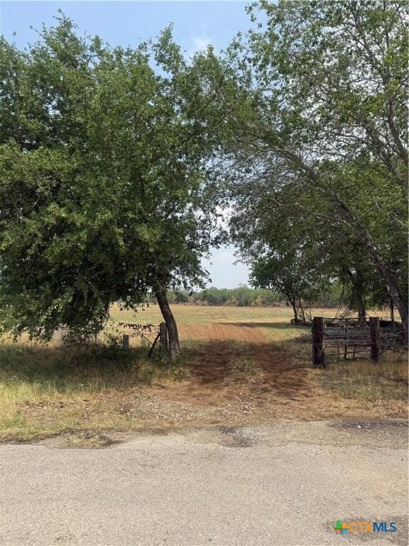Property Photo:  1404 US Highway 87  TX 78160 