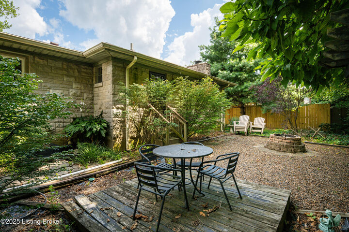 Property Photo:  140 Ample Way  KY 40229 