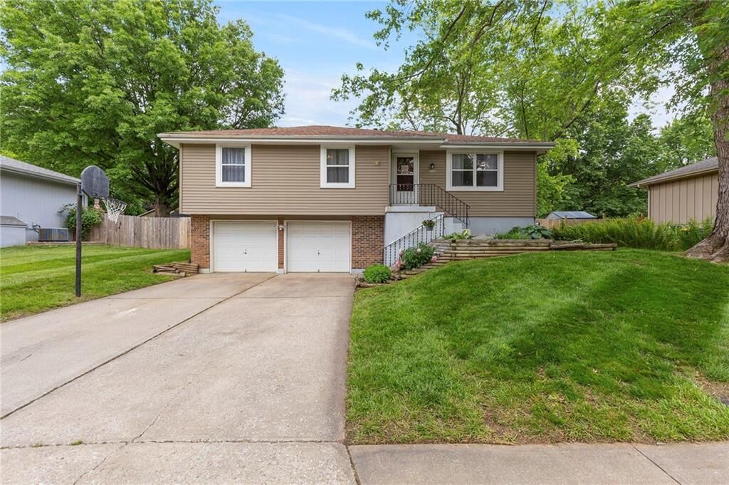 Property Photo: 215 SE Country Lane MO 64063