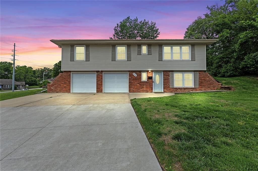 Property Photo:  210 Murray Road  MO 64081 