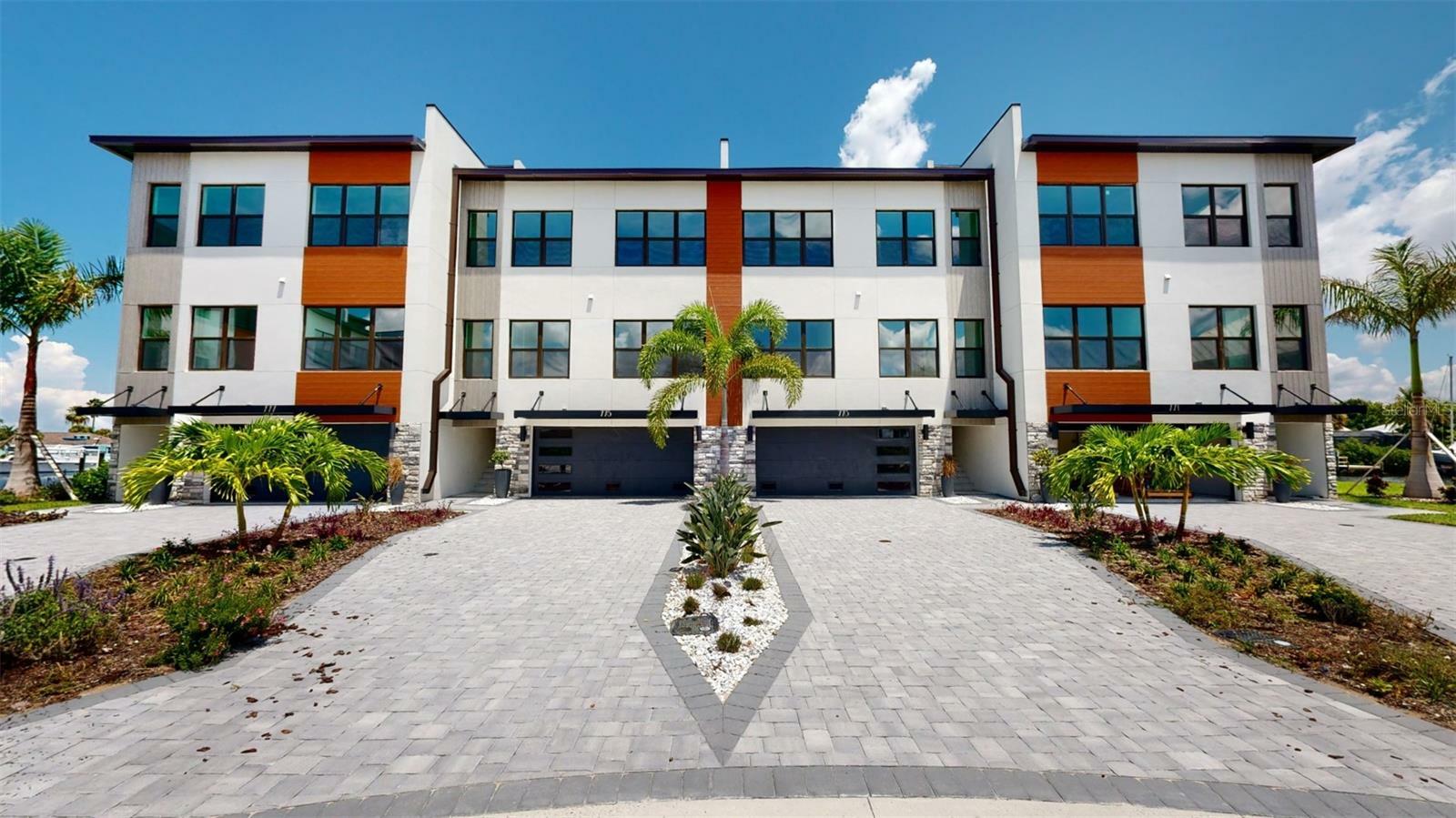 Property Photo: 771 Gran Kaymen Way FL 33572