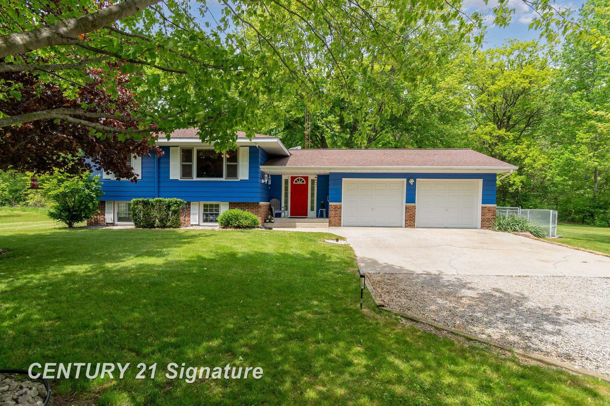 Property Photo: 1825 E Chippewa River Road Road MI 48640