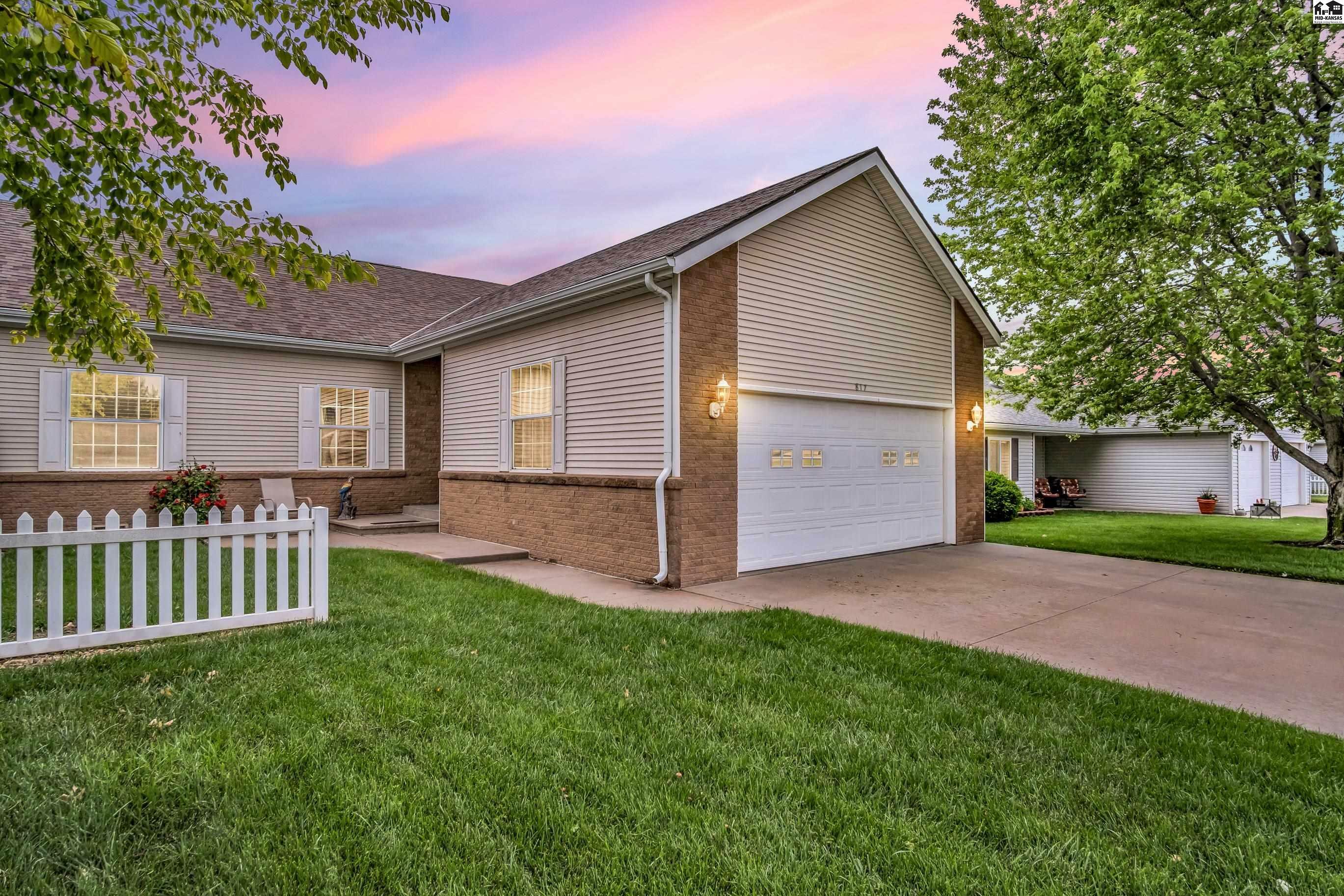 Property Photo: 817 Clubhouse Dr KS 67460