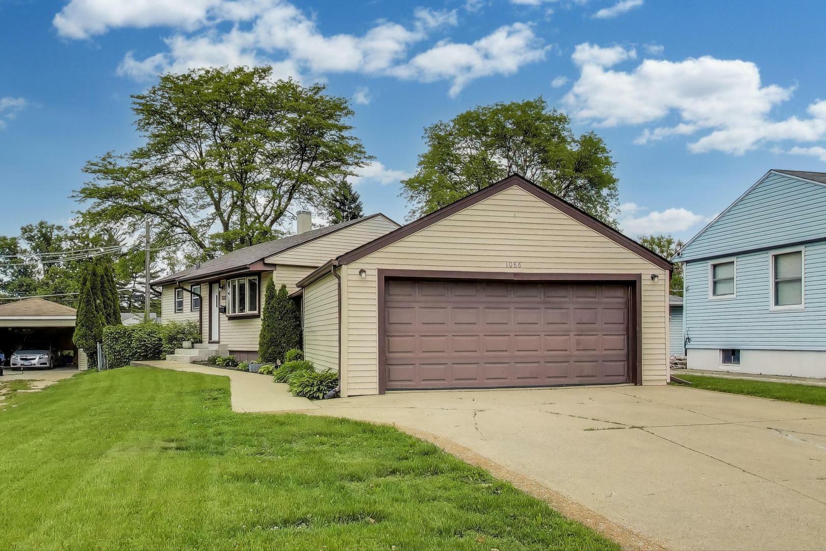 Property Photo: 1086 E Thacker Street IL 60016