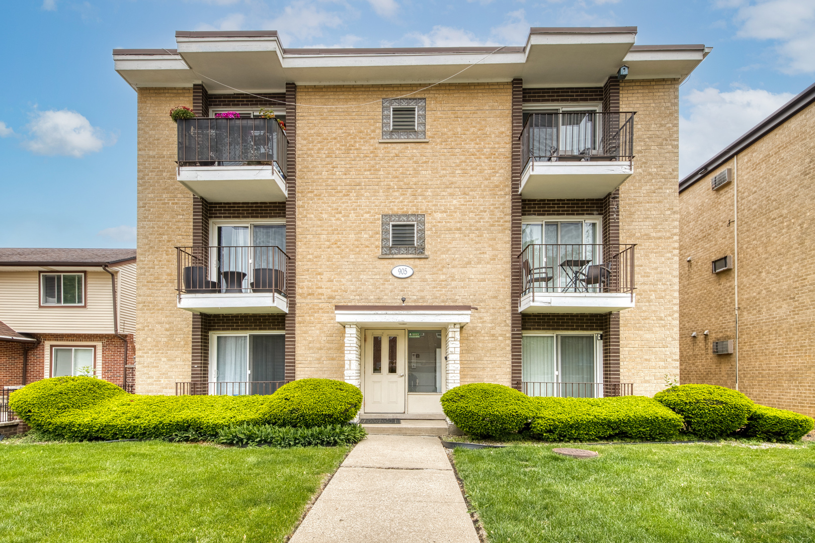 Property Photo: 905 Graceland Avenue 12 IL 60016