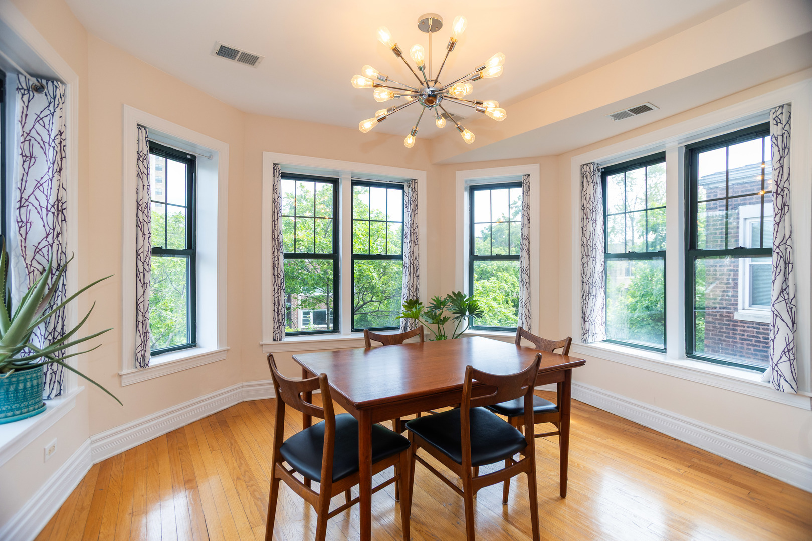 Property Photo: 1239 W Jarvis Avenue 3 IL 60626
