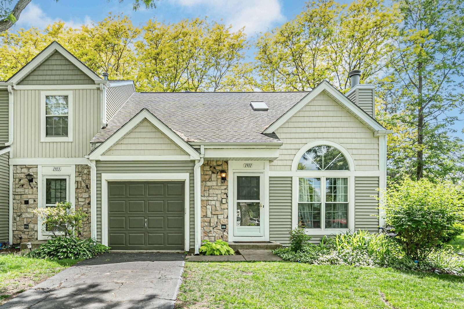 Property Photo:  1911 Ozark Parkway  IL 60102 
