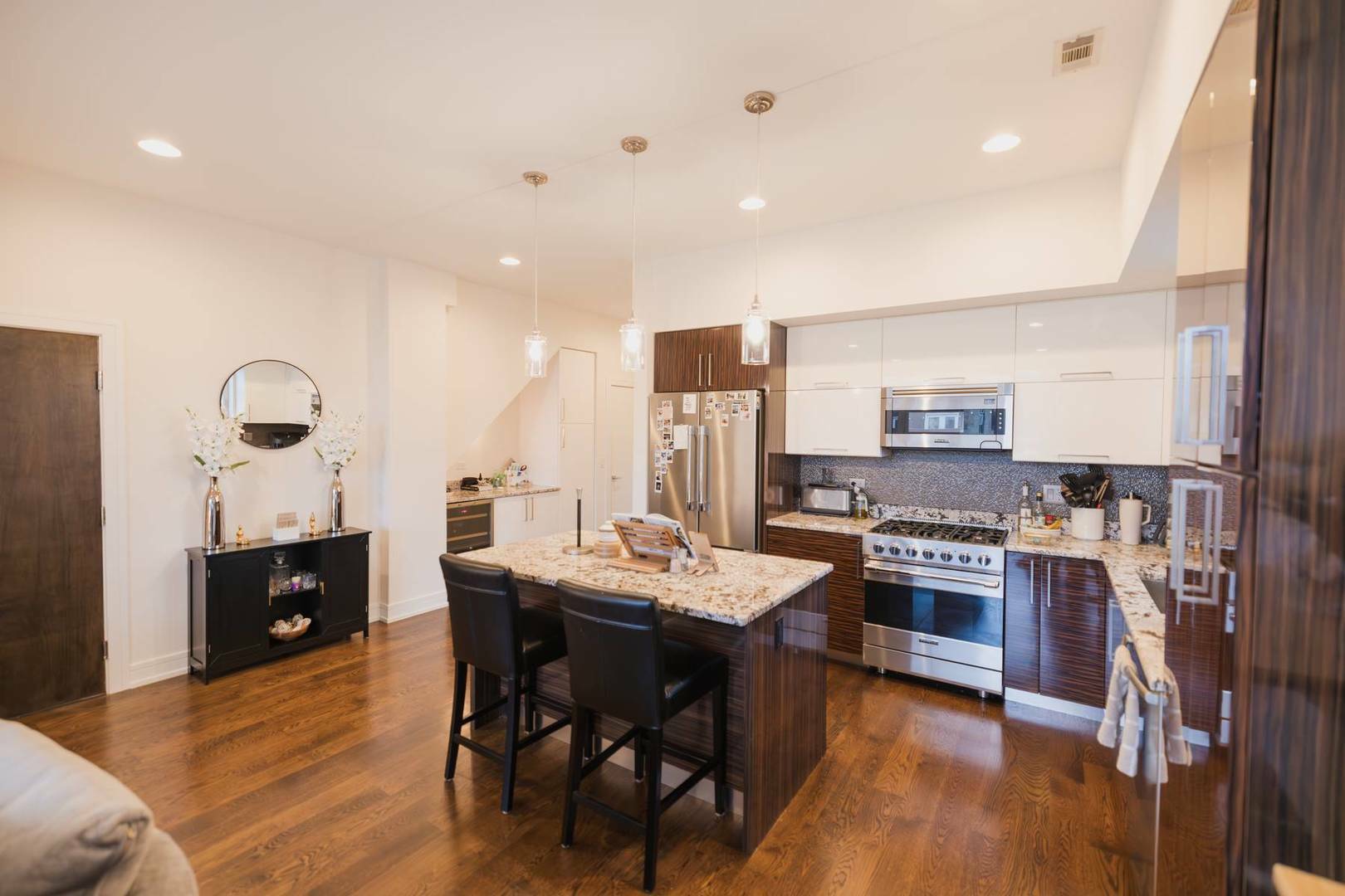 Property Photo: 1446 W Cortez Street 4E IL 60642