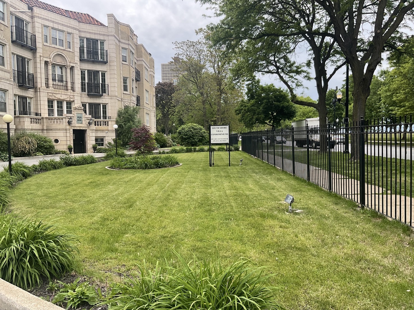 Property Photo: 6832 S South Shore Drive 1 IL 60649