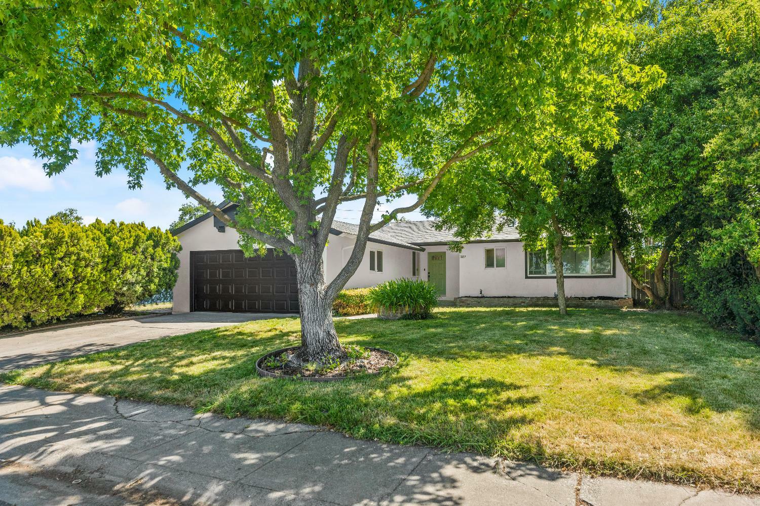 Property Photo: 7409 Muirfield Way CA 95822