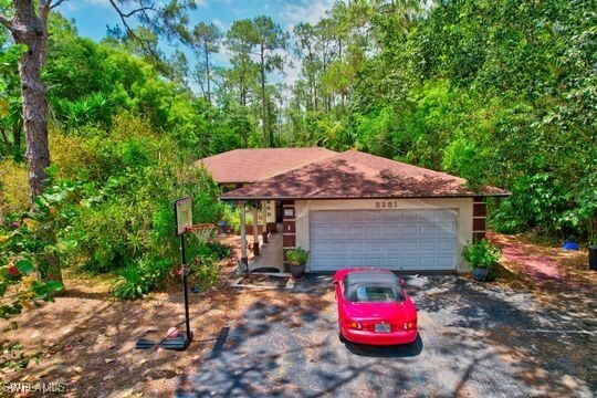 Property Photo: 5251 Boxwood Way FL 34116