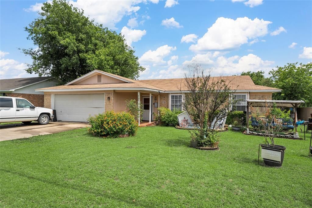 Property Photo:  812 W Warren Street  TX 76643