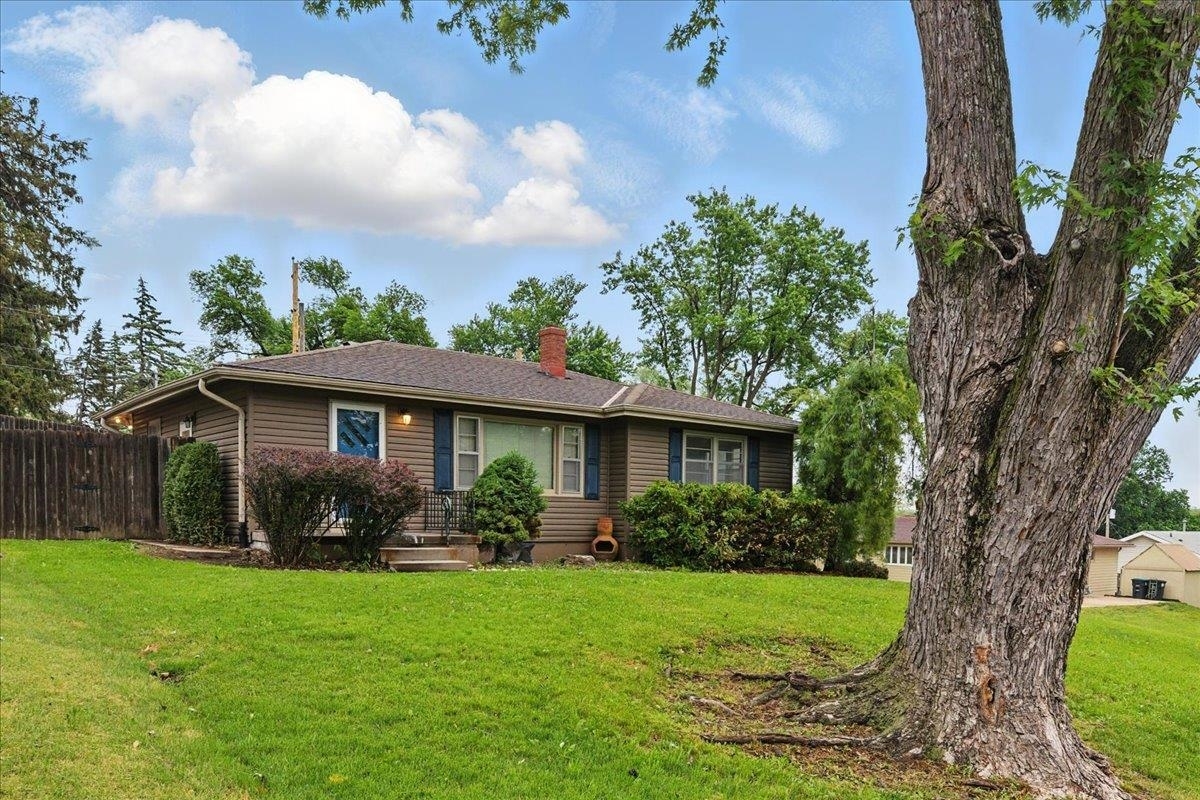 Property Photo: 8806 Nicholas Street NE 68114