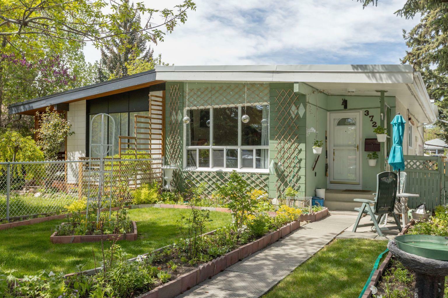 Property Photo:  3725 41 Street SW  AB T3E 3L6 