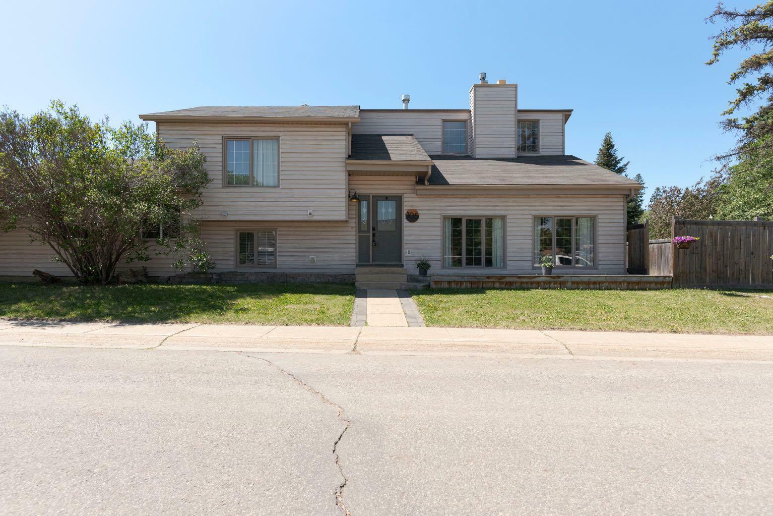 Photo de la propriété: 105 Whiteoak Garden AB T9K 1A7
