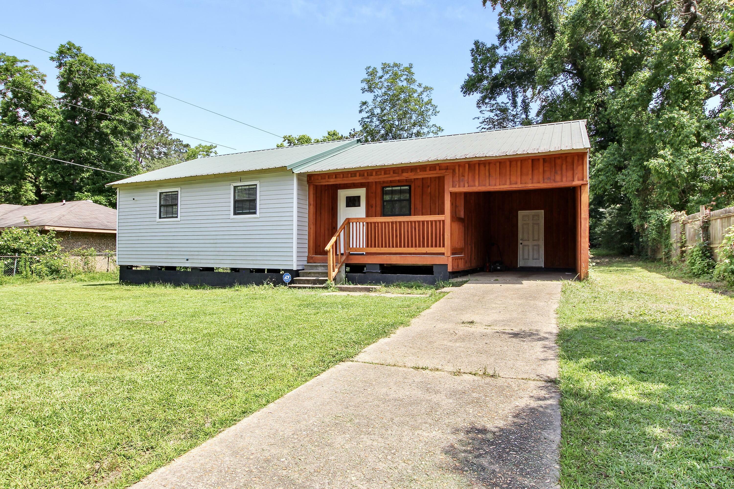 Property Photo: 2105 Miriam St LA 71446