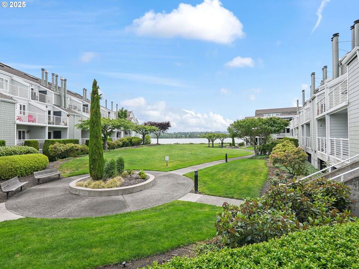 Property Photo:  211 N Hayden Bay Dr 211  OR 97217