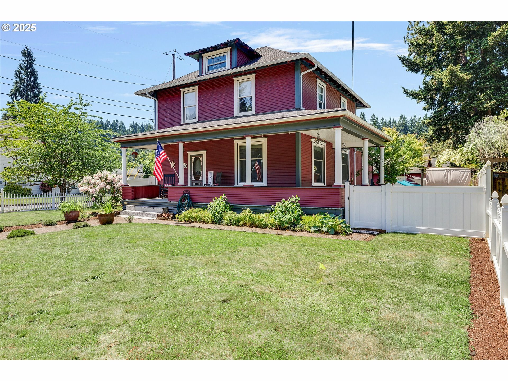 Property Photo:  840 S Water St  OR 97381 