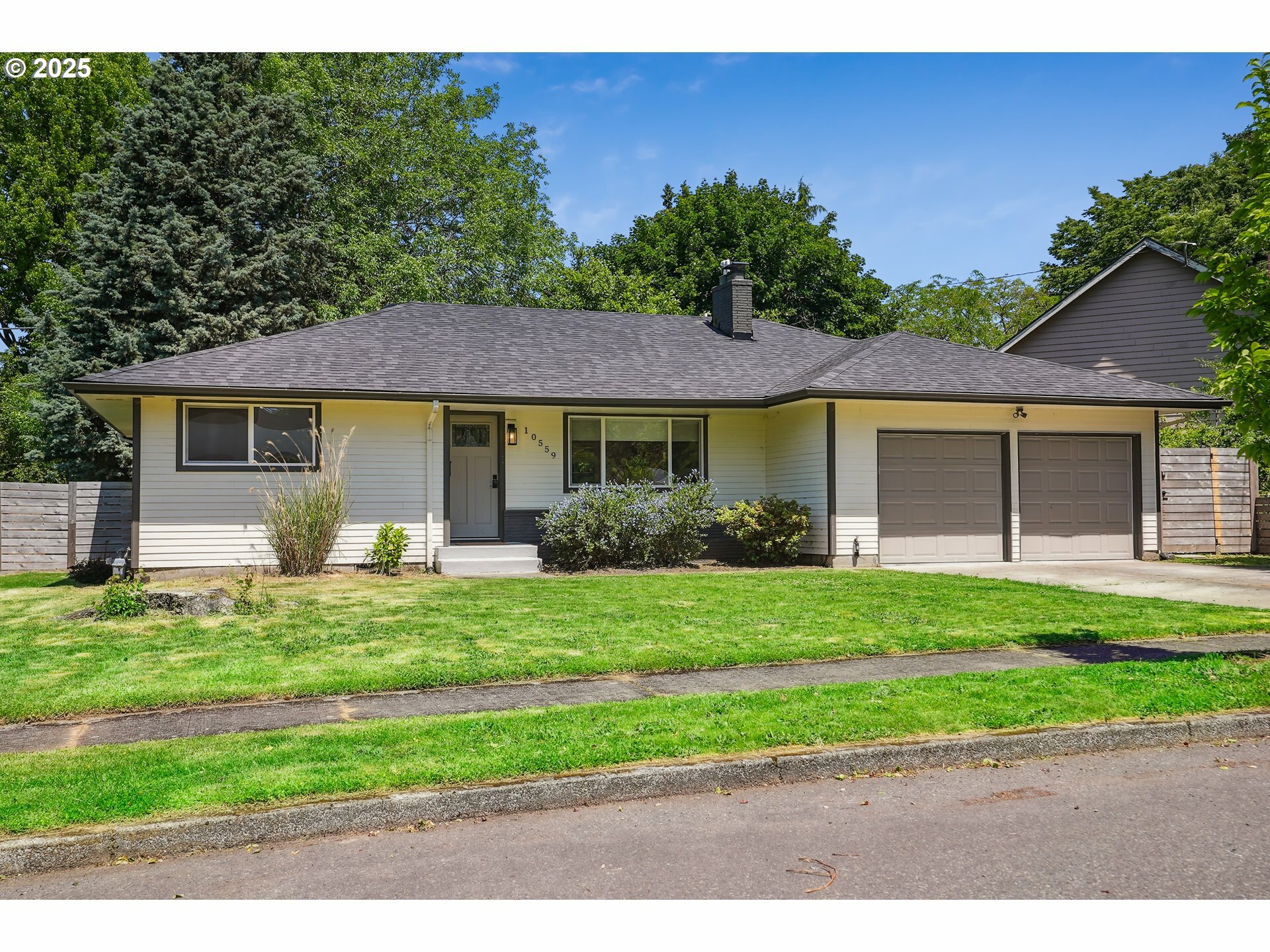 Property Photo: 10559 NE Thompson St OR 97220