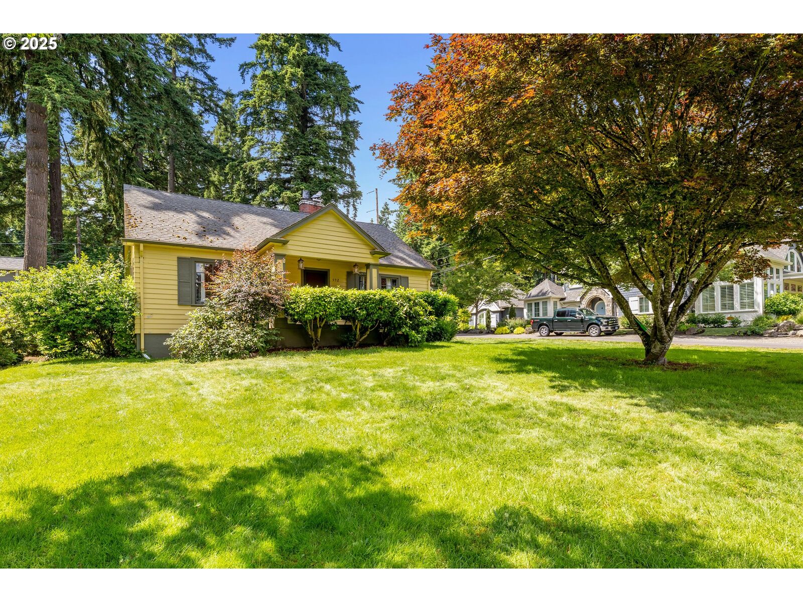 Property Photo:  592 9th St  OR 97034 