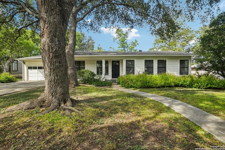 Property Photo: 419 Woodcrest Dr TX 78209