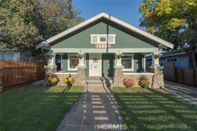 Property Photo:  1322 N June Street  CA 90028 