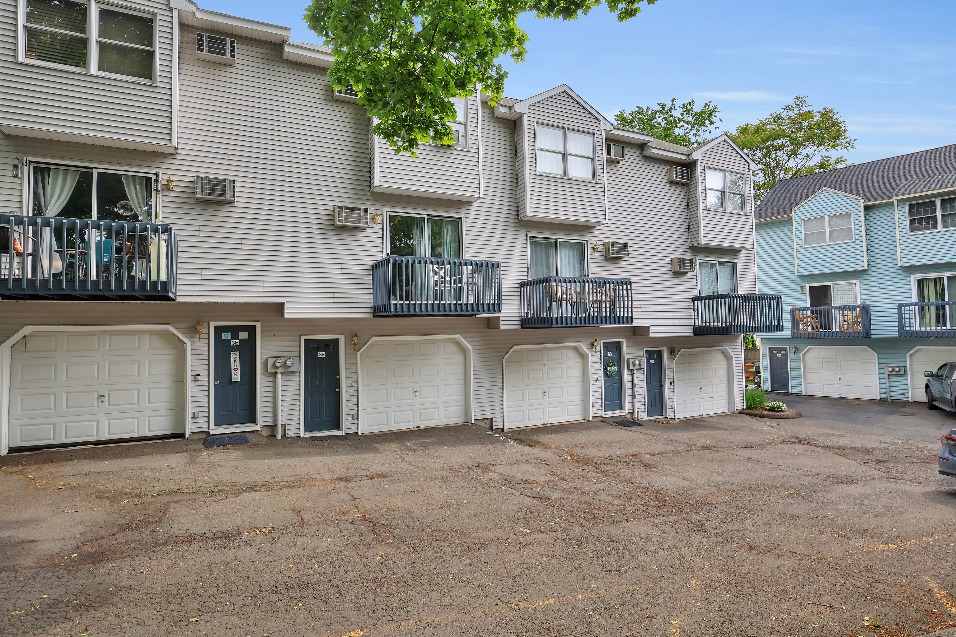 Property Photo: 239 Glen Street 3F CT 06051