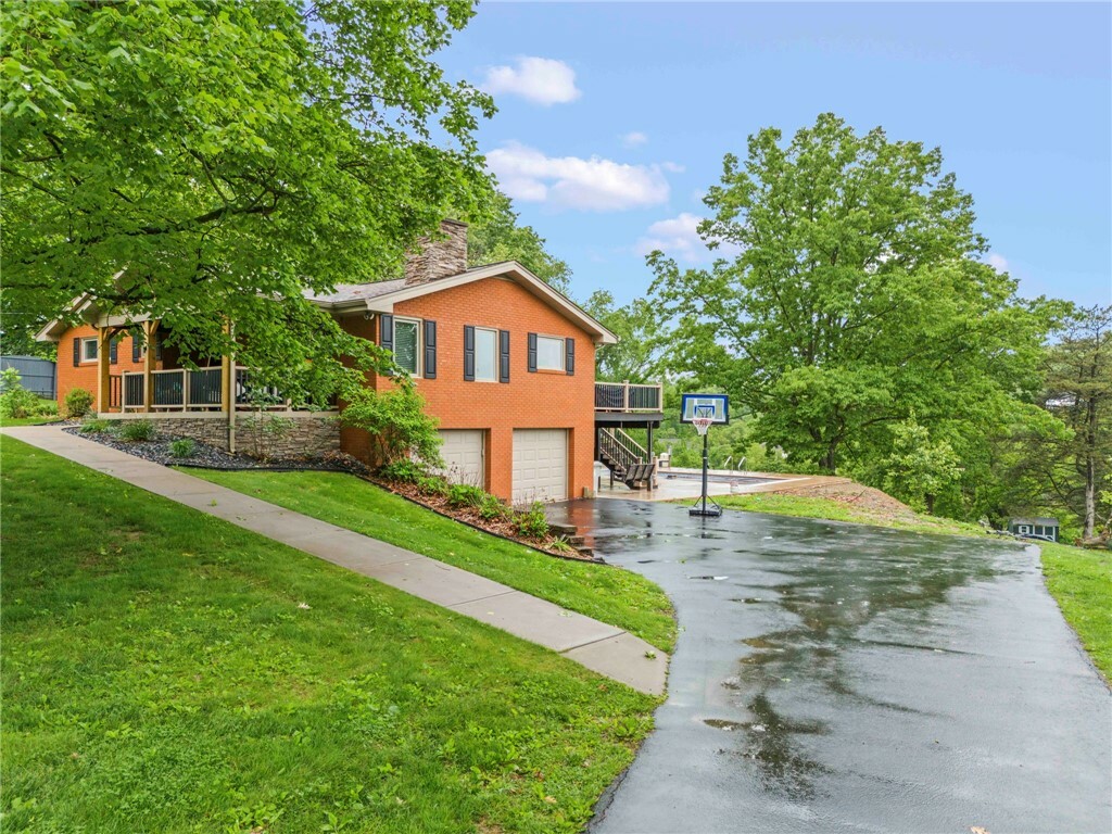 Property Photo: 857 E McMurray Rd PA 15367