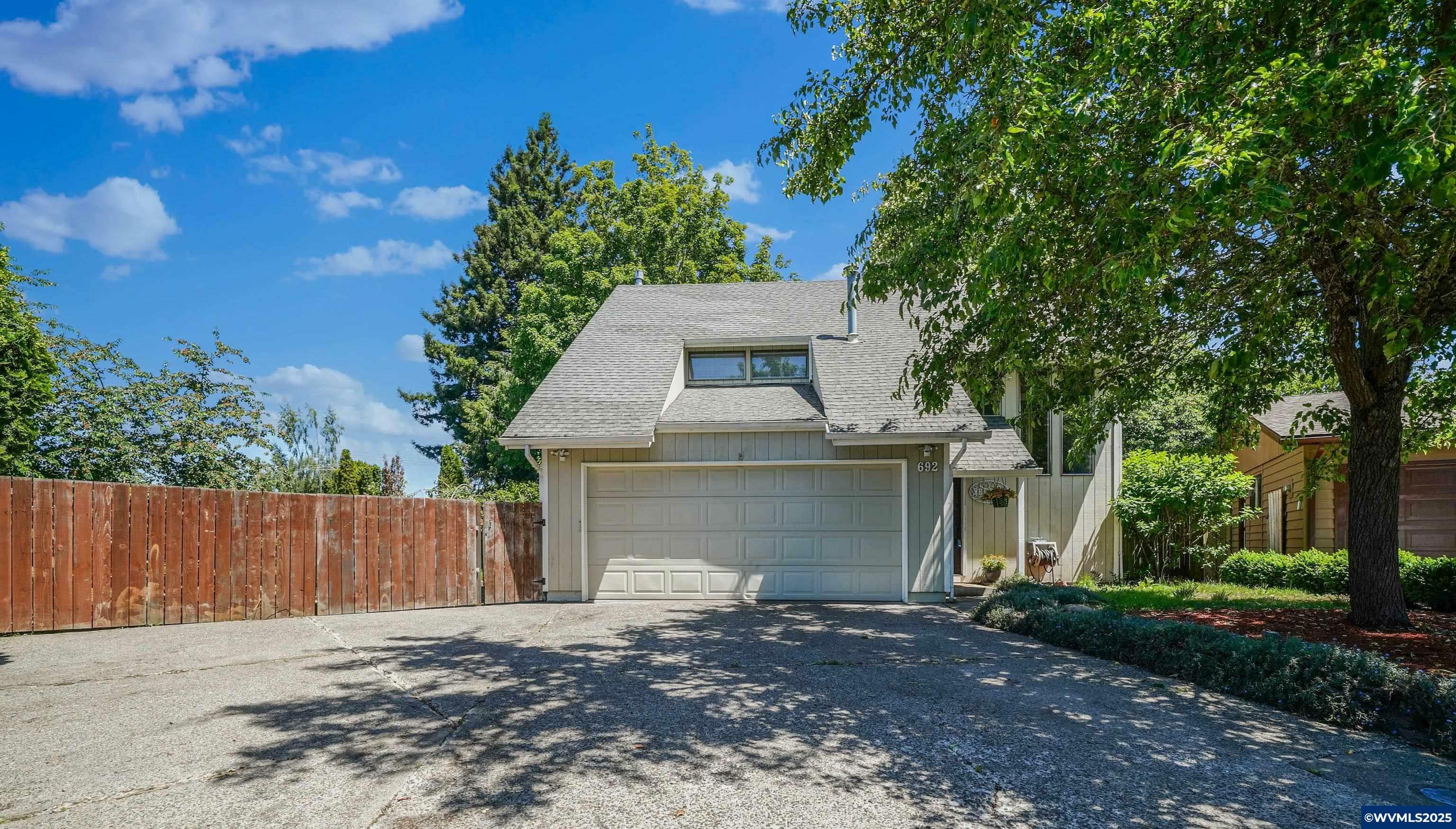 Property Photo: 692 Fanny Ct NE OR 97301