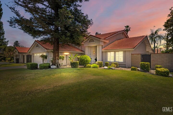 Property Photo:  9717 Willow Oak Court  CA 93311 