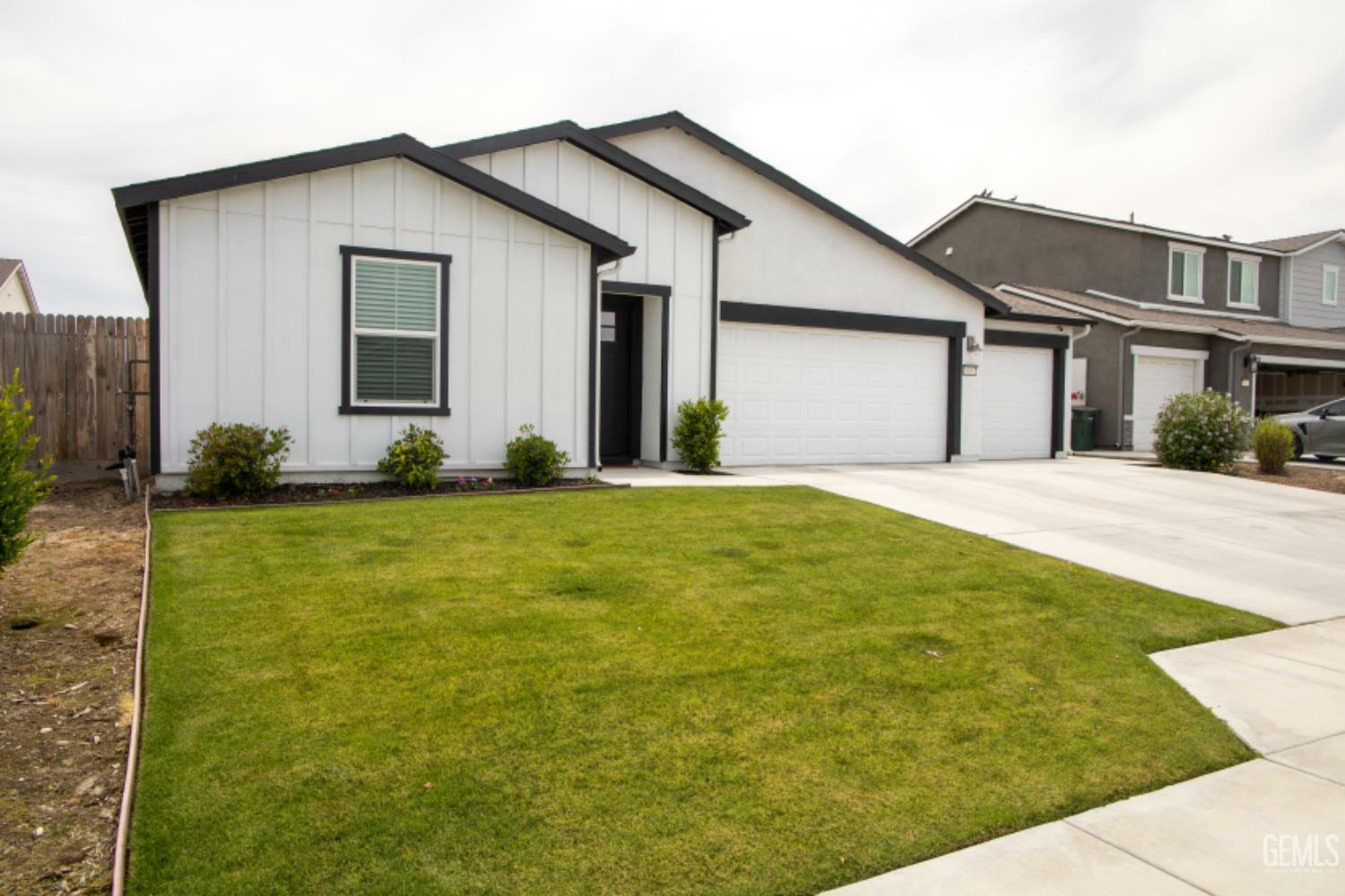 Property Photo: 10107 Estacada Avenue CA 93311
