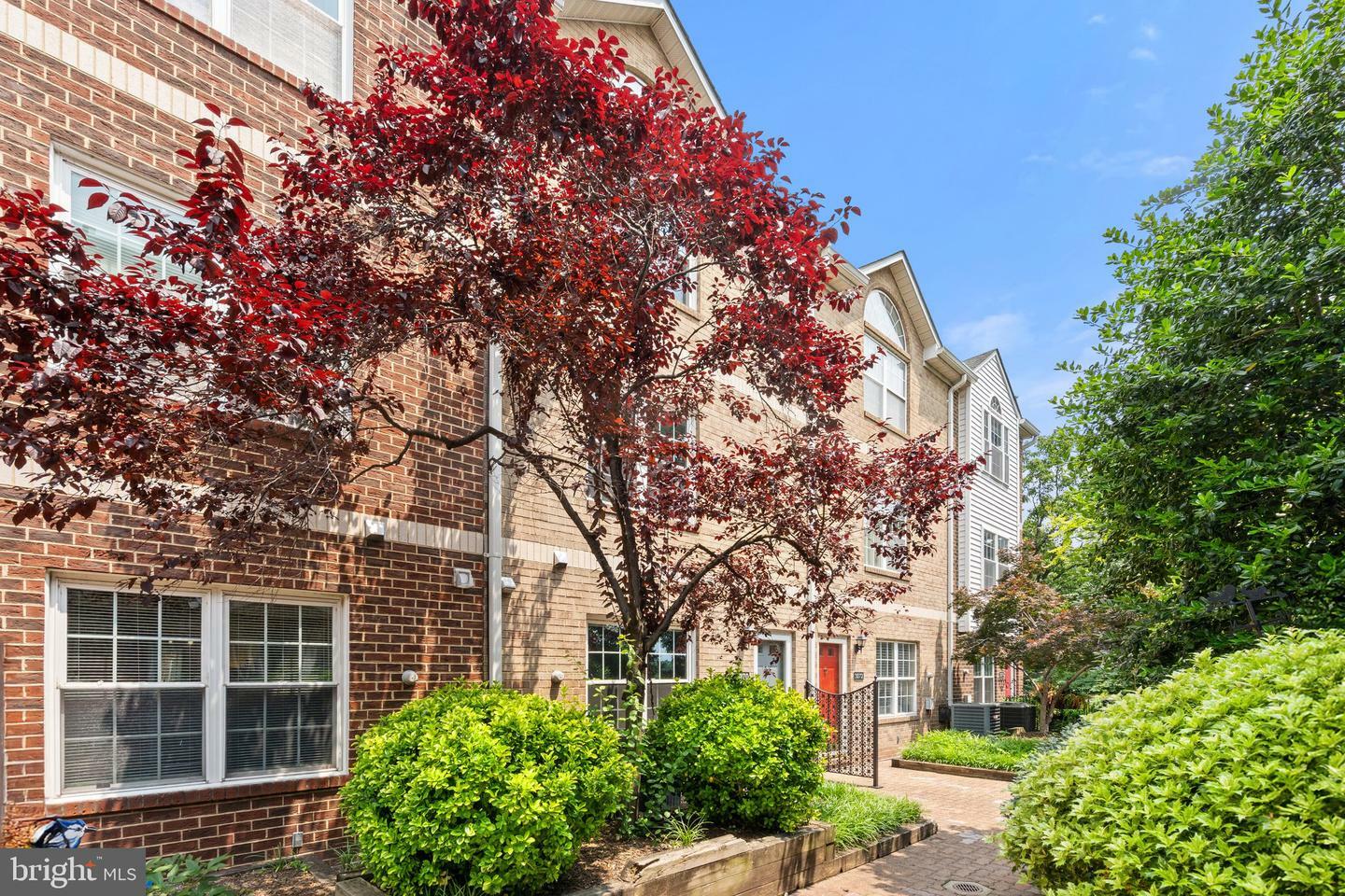 Property Photo: 3070 S Glebe Road S 3070 VA 22206