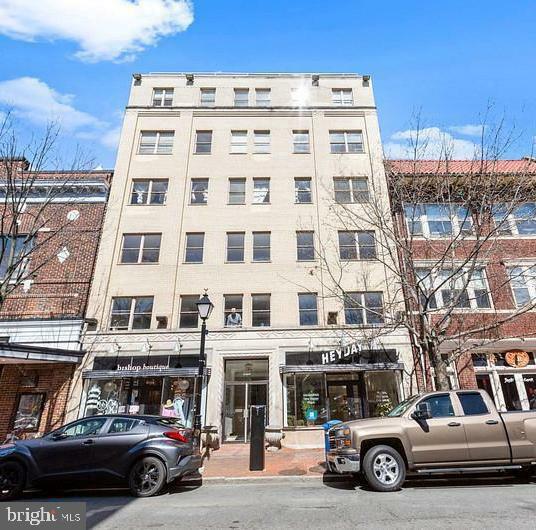 Property Photo: 815 King Street 5D VA 22314