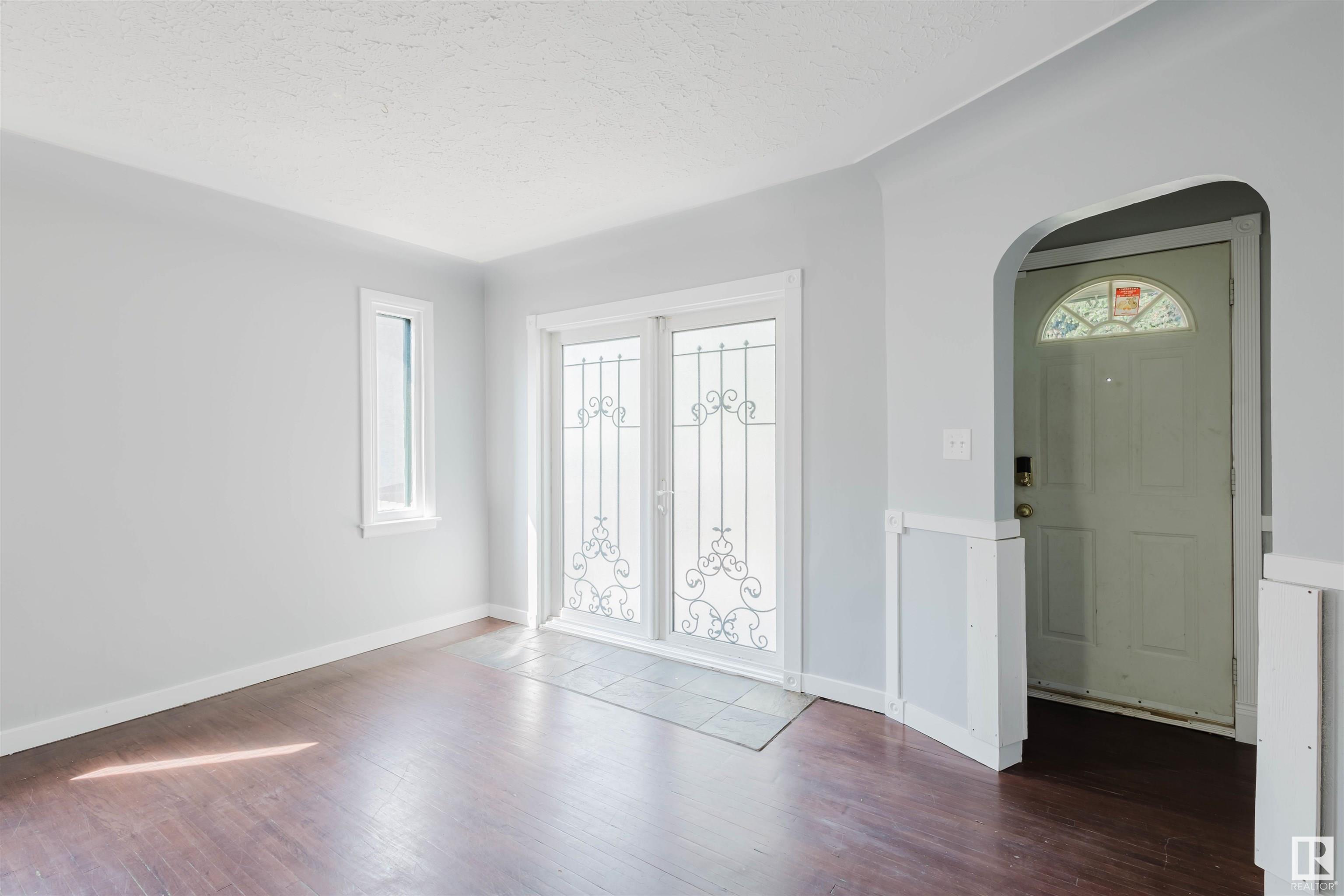 Photo de la propriété: 9731 162 Street NW AB T5P 3L1