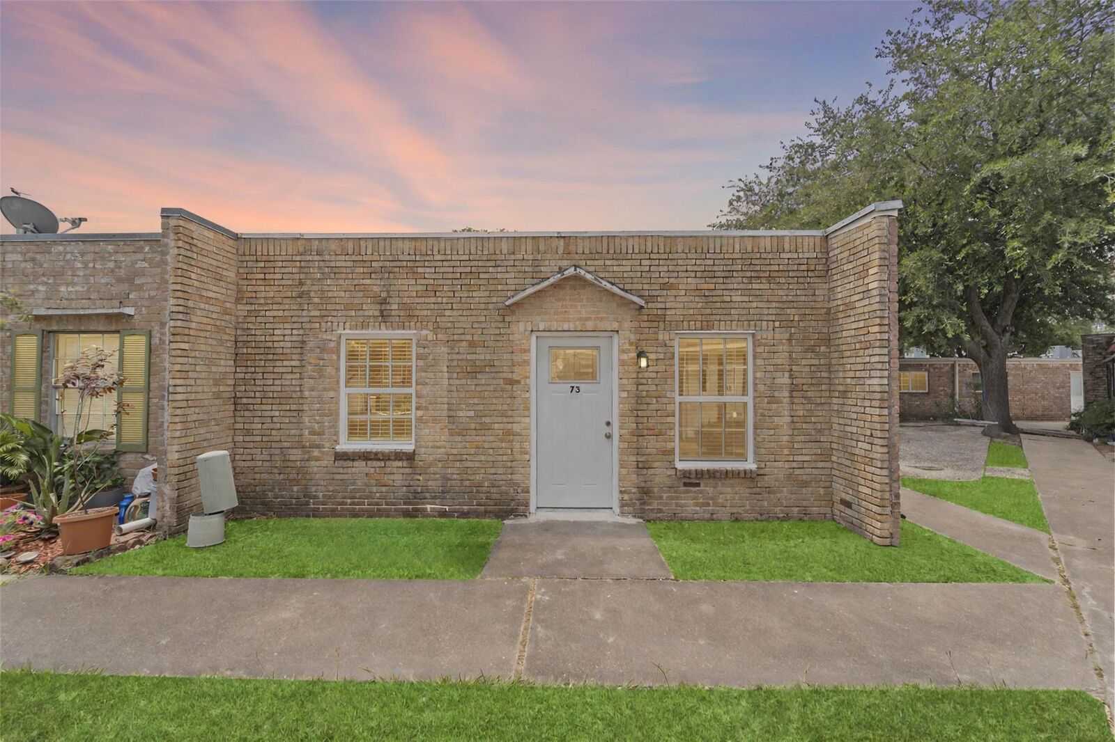 Property Photo: 1405 Shadowdale Drive 73 TX 77043