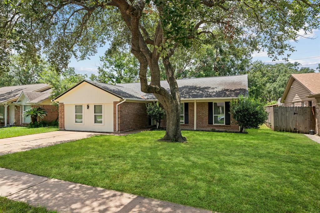 Property Photo: 2523 Village Oak Drive TX 77493