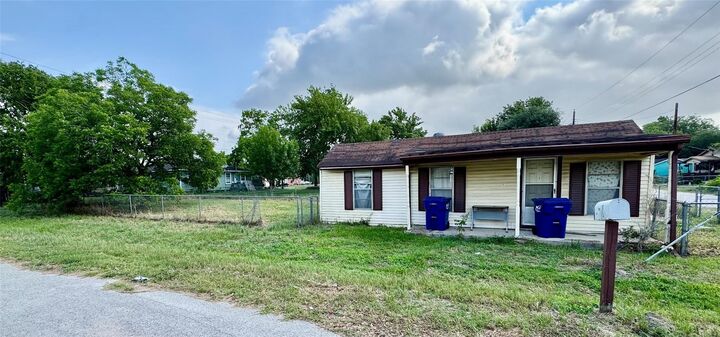 Property Photo:  910 E East Street  TX 77434 