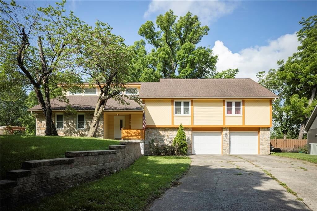 Property Photo:  5926 N Chatham Avenue  MO 64151 