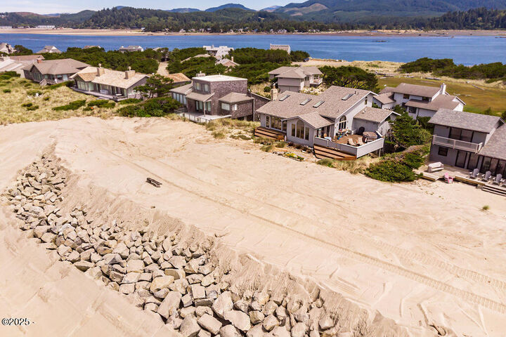 Property Photo:  329 Salishan Dr  OR 97388 