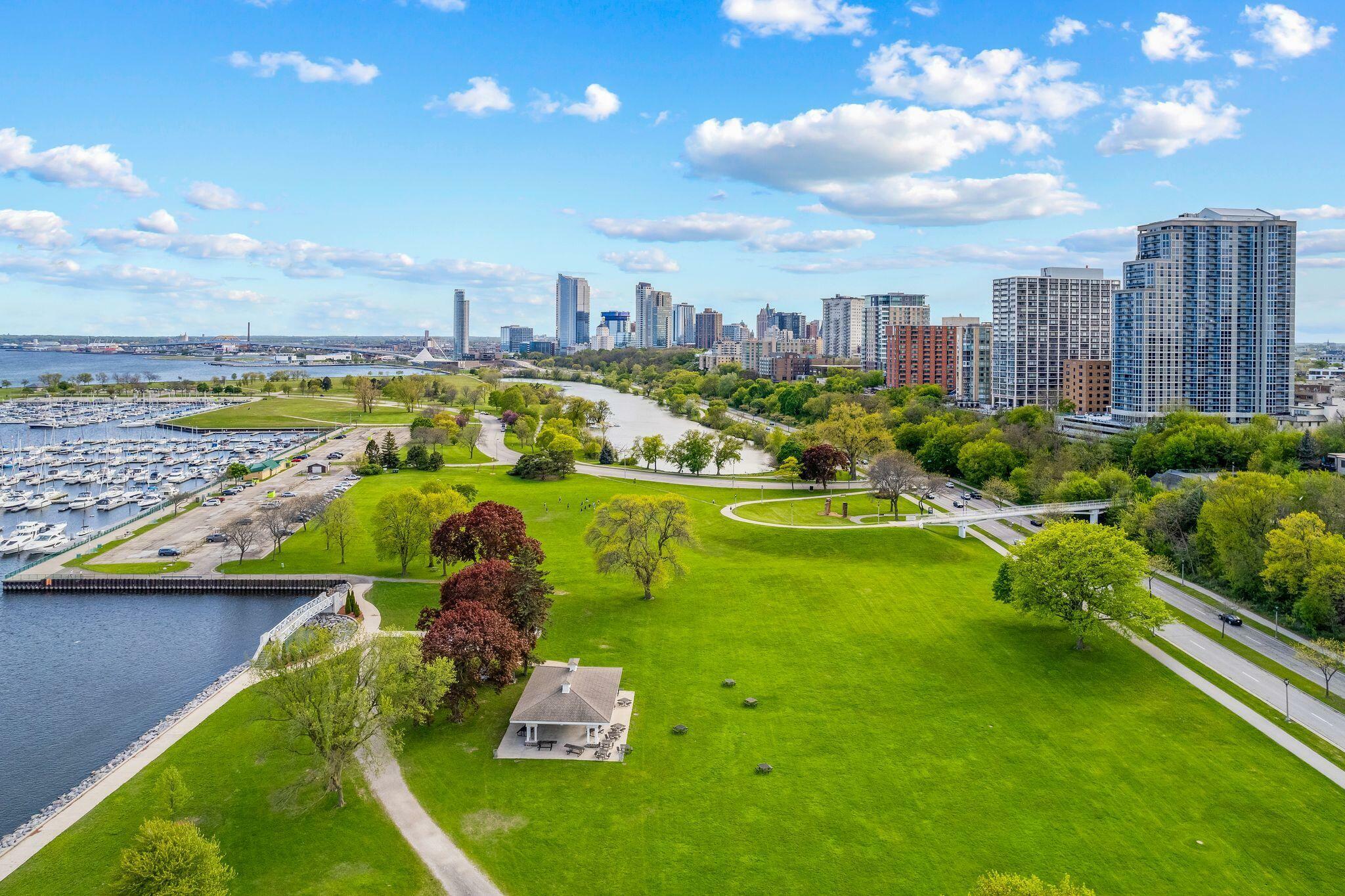 Property Photo: 1919 N Summit Ave 6D WI 53202