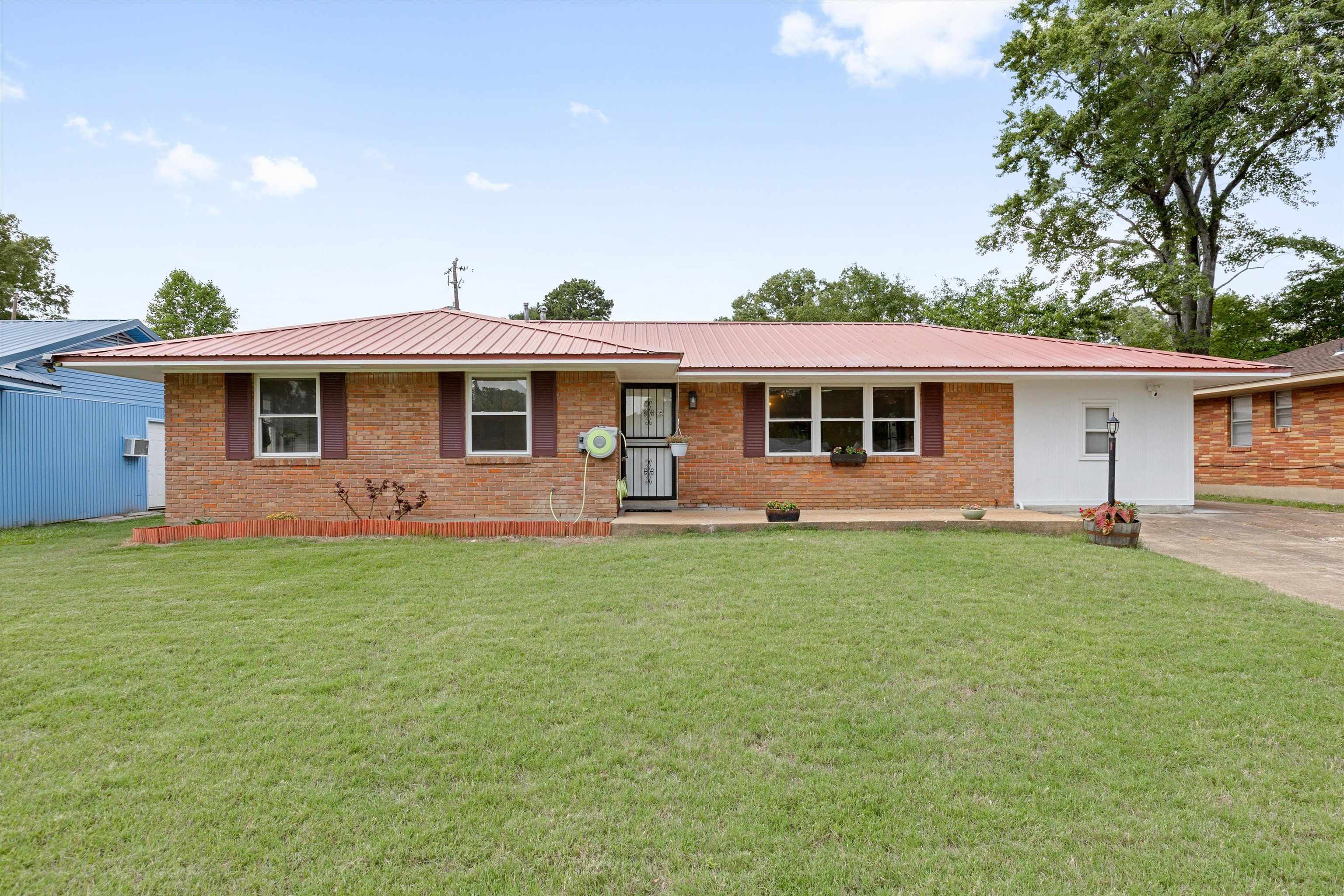 Property Photo: 5122 Rolling Fields Dr TN 38134